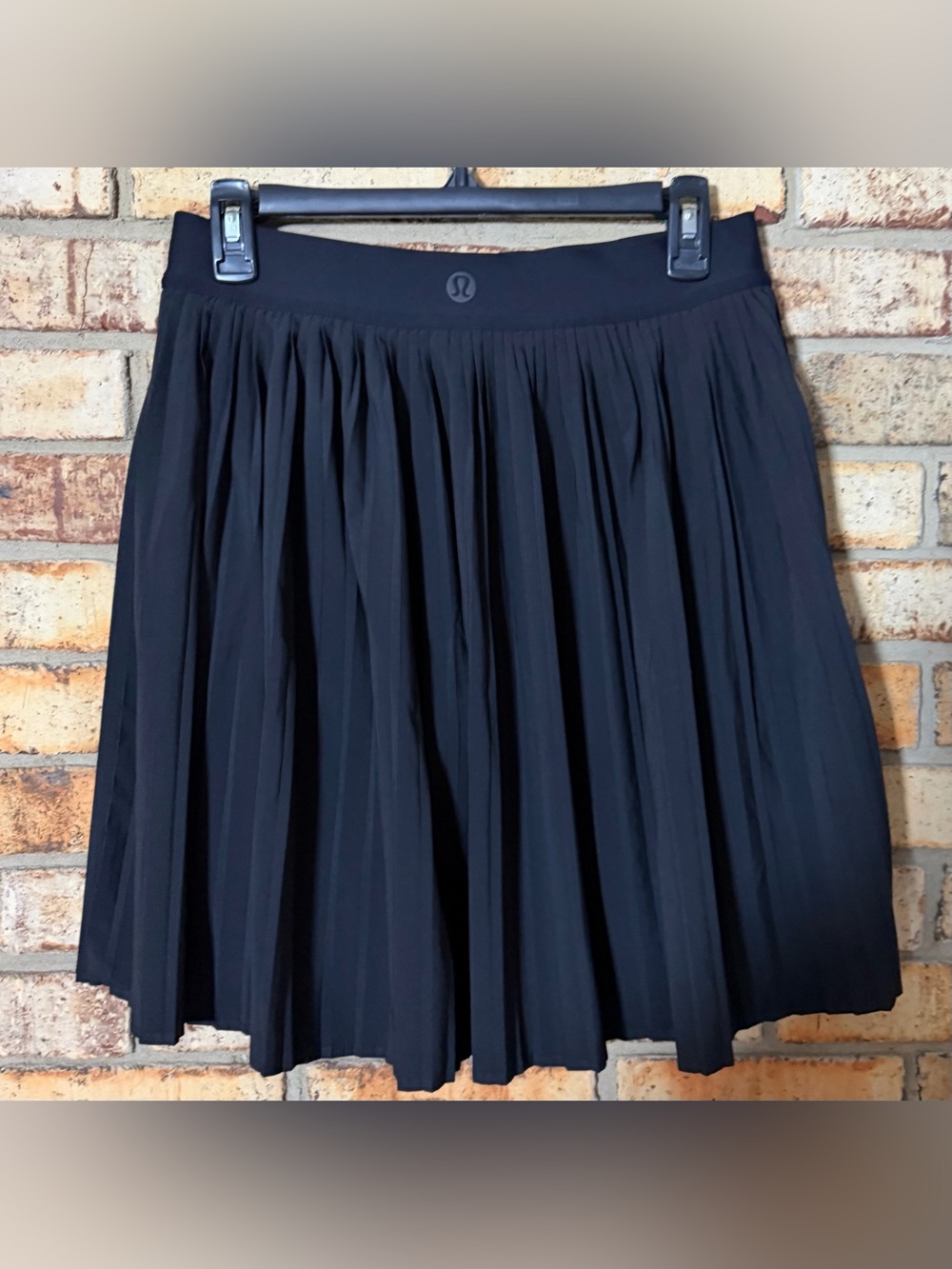 Lululemon black pleated high rise knee length tennis skirt M